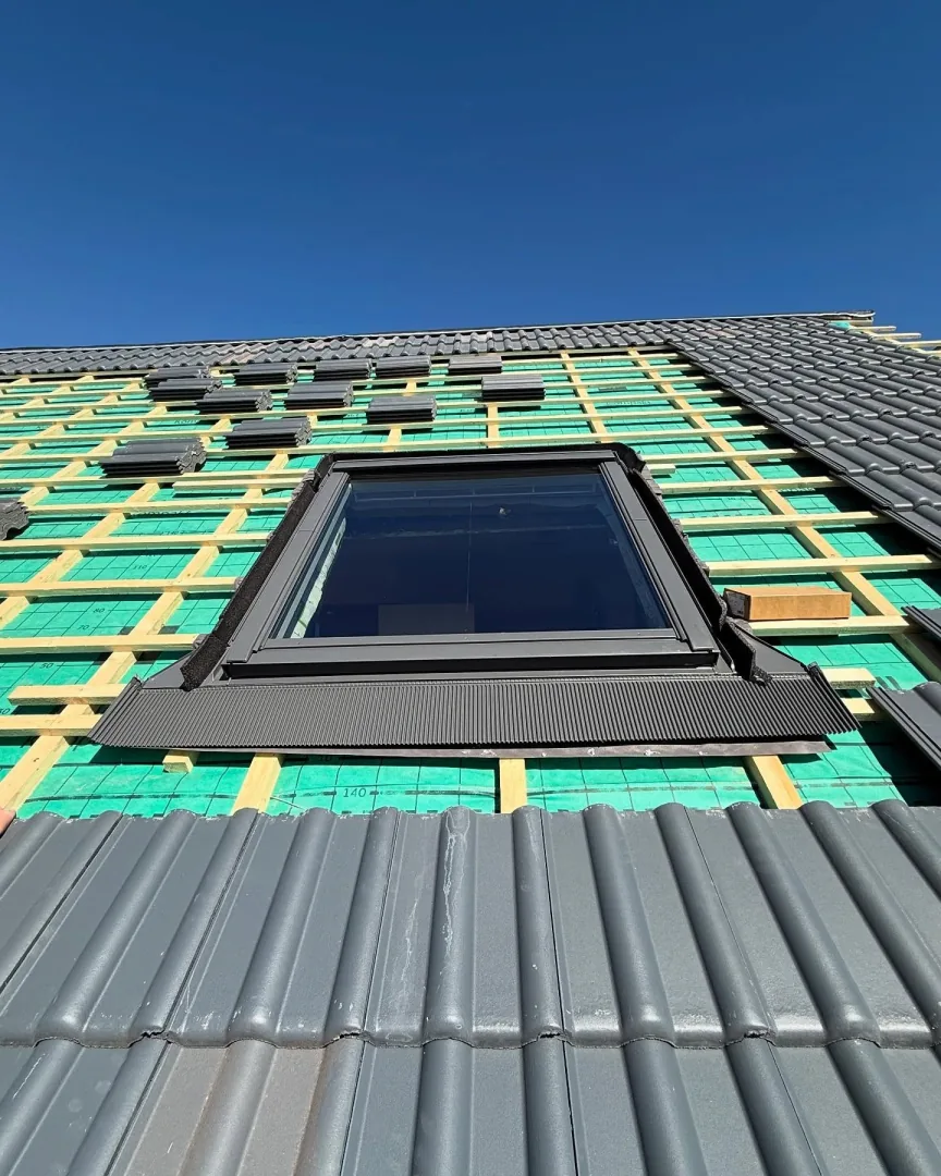 Einbau von vier Velux Dachfenstern inklusive kompletter Dacheindeckung